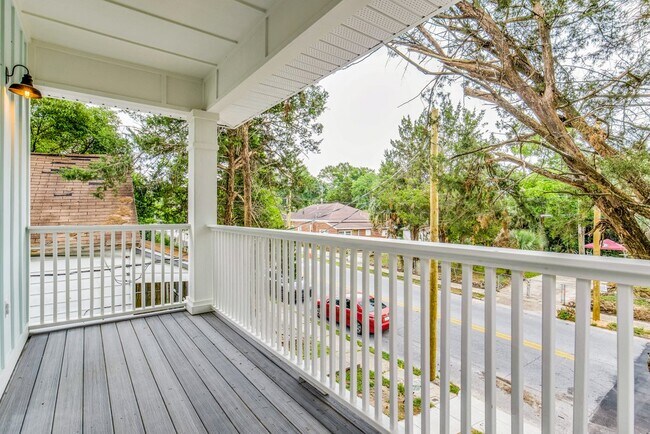 Building Photo - 312 E Blount St