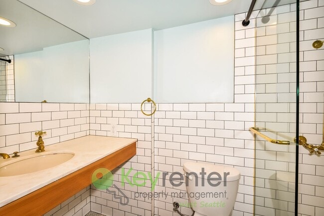 Building Photo - Executive Style 5 Bedroom with Garage and Outdoor Space