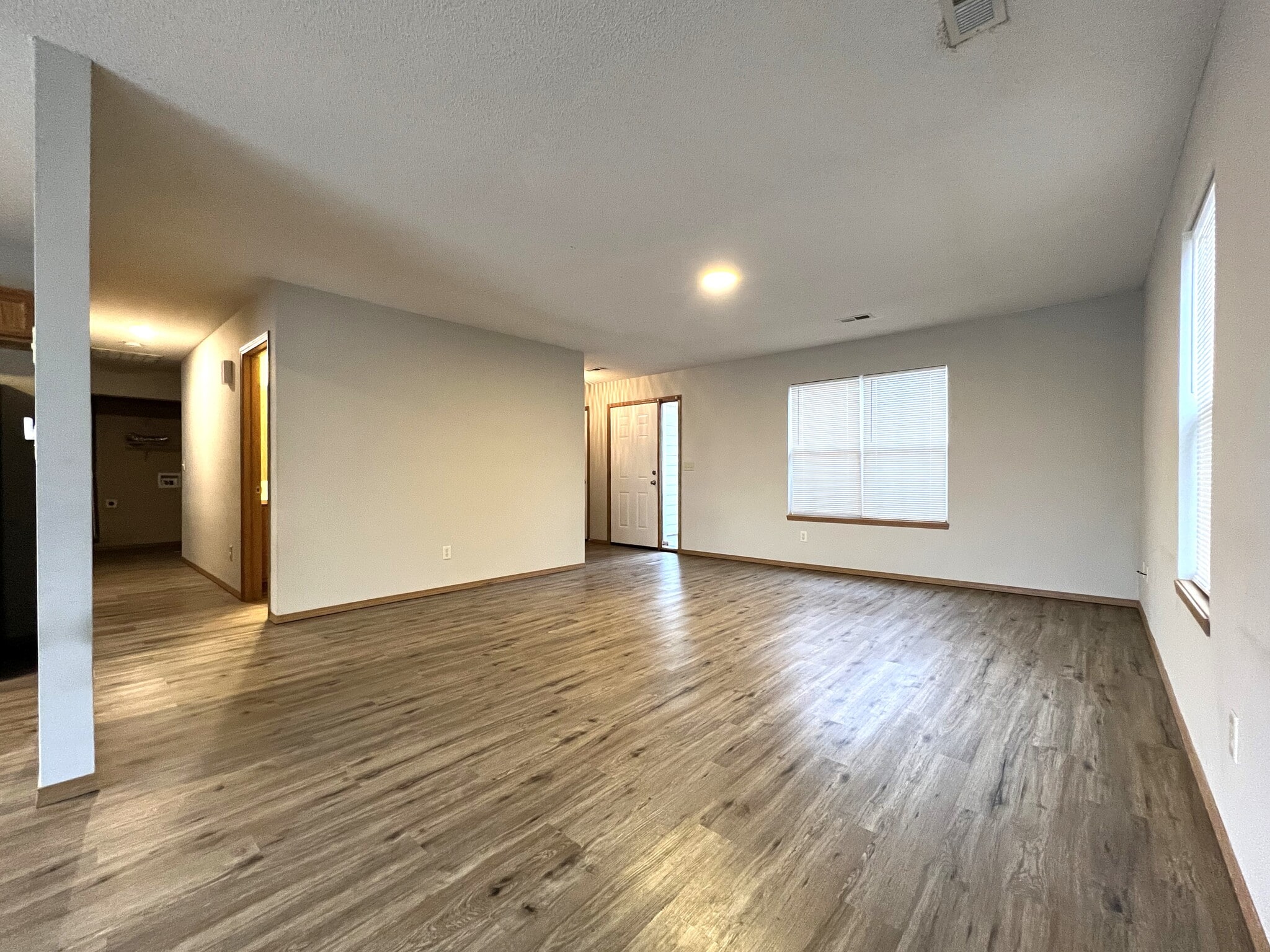 Spacious living room - 2414 E Conquest St