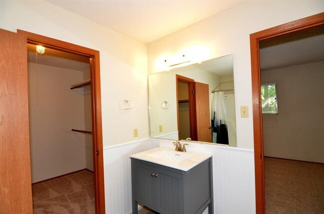 Building Photo - 6303 Earlyway Dr