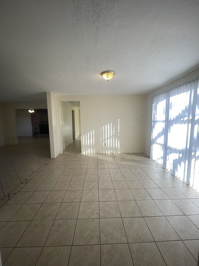 Building Photo - 3112 Colorado St NE