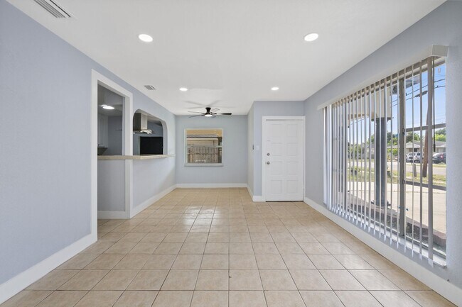 Building Photo - 2706 W Tampa Bay Blvd