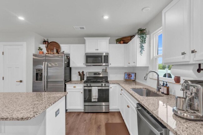 Building Photo - 922 Daylily Cir