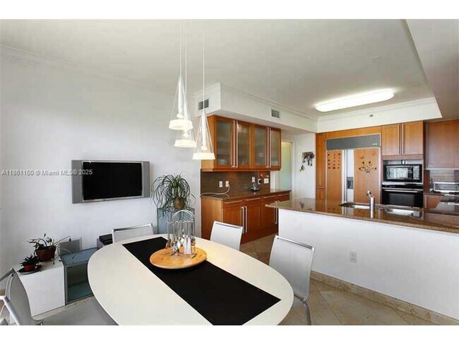 Building Photo - 799 Crandon Blvd