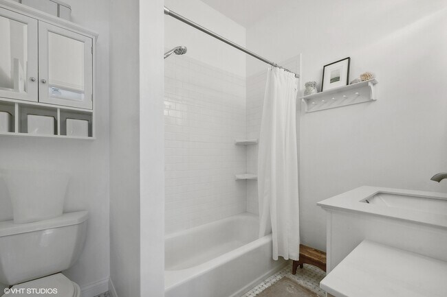 Building Photo - 2442 N Linden Pl