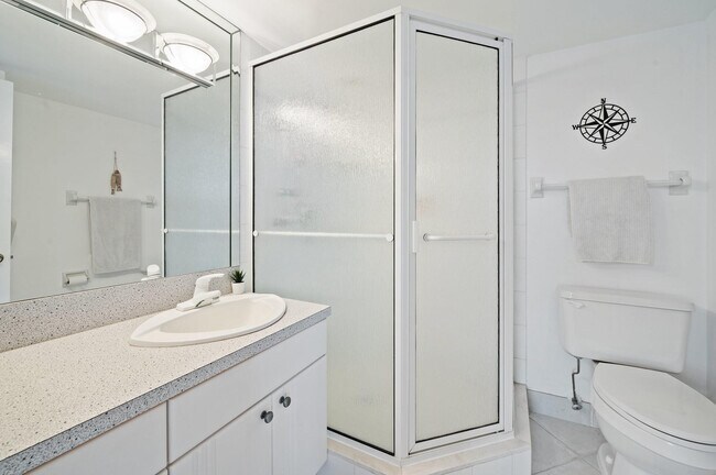 Building Photo - 1050 Hillsboro Mile