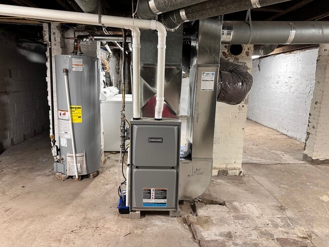 Building Photo - 810 W 2nd St