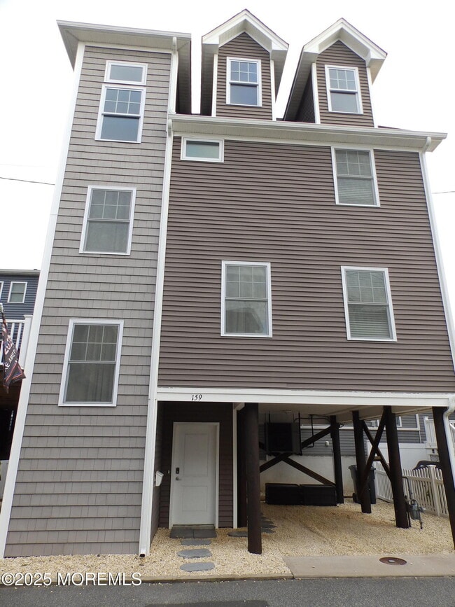 Primary Photo - 159 W Bay Way