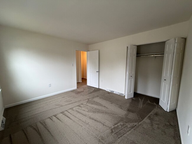 Building Photo - Quiet Neighborhood Updated 3BR Townhouse in Lancaster