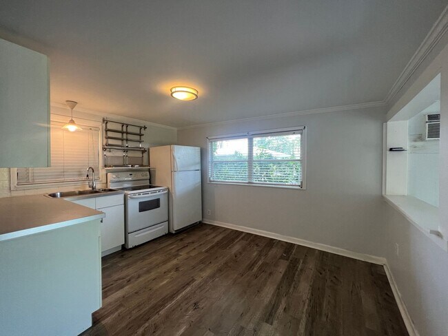 Building Photo - 1609 14th Ave W