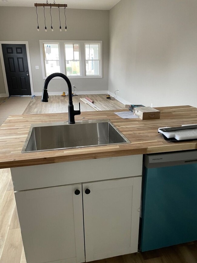 Building Photo - Shelby Park Amazing Newly Renovated 2 Bedroom House