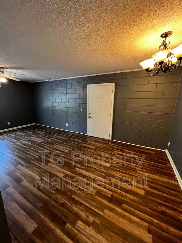 Building Photo - 402 Lower 8th Ave S