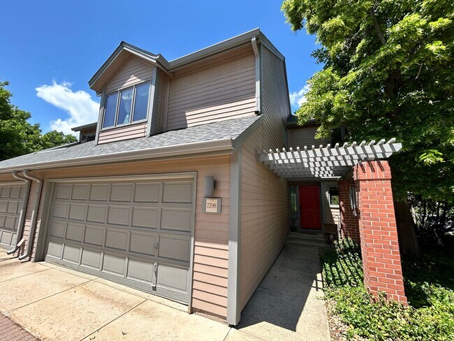 Building Photo - Gorgeous 4 Bedroom Townhome Steps from Boulder Country Club