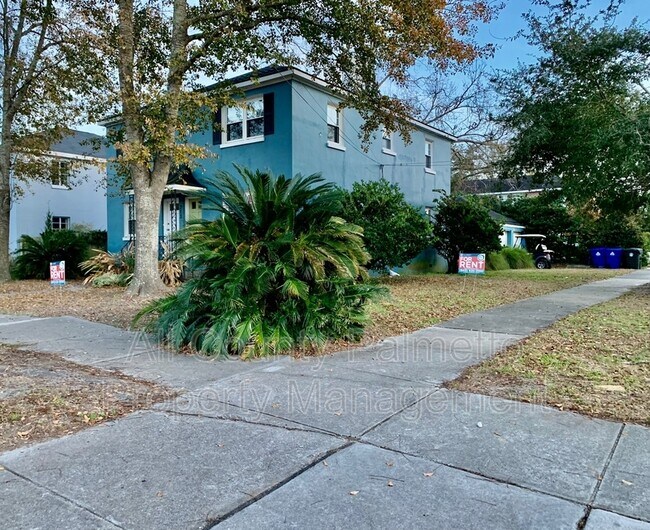 Building Photo - 213 Gordon St