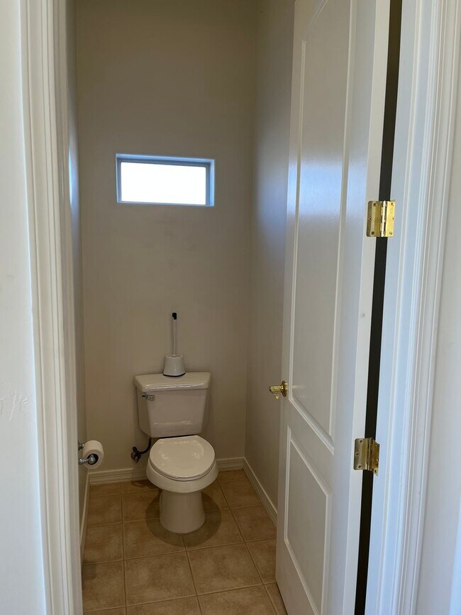 Building Photo - Elegant, spacious 3/2.5 home in gated LaPrivada