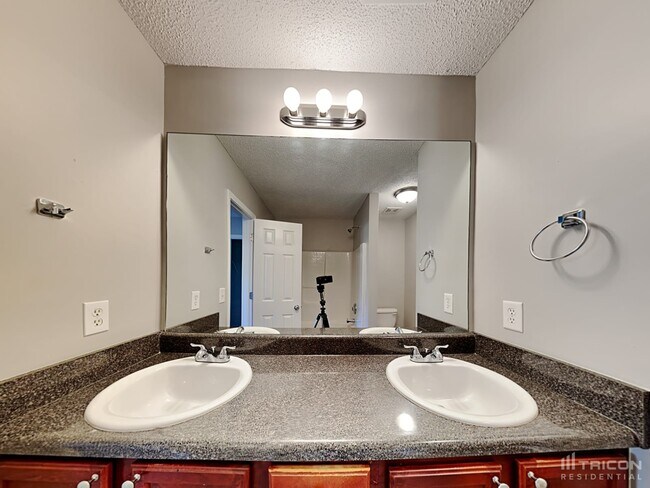 Building Photo - 301 Lauren Dr