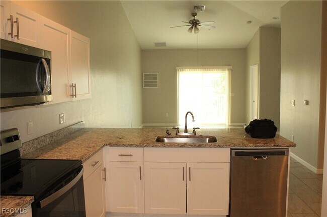 Building Photo - 912 SW 39th Terrace