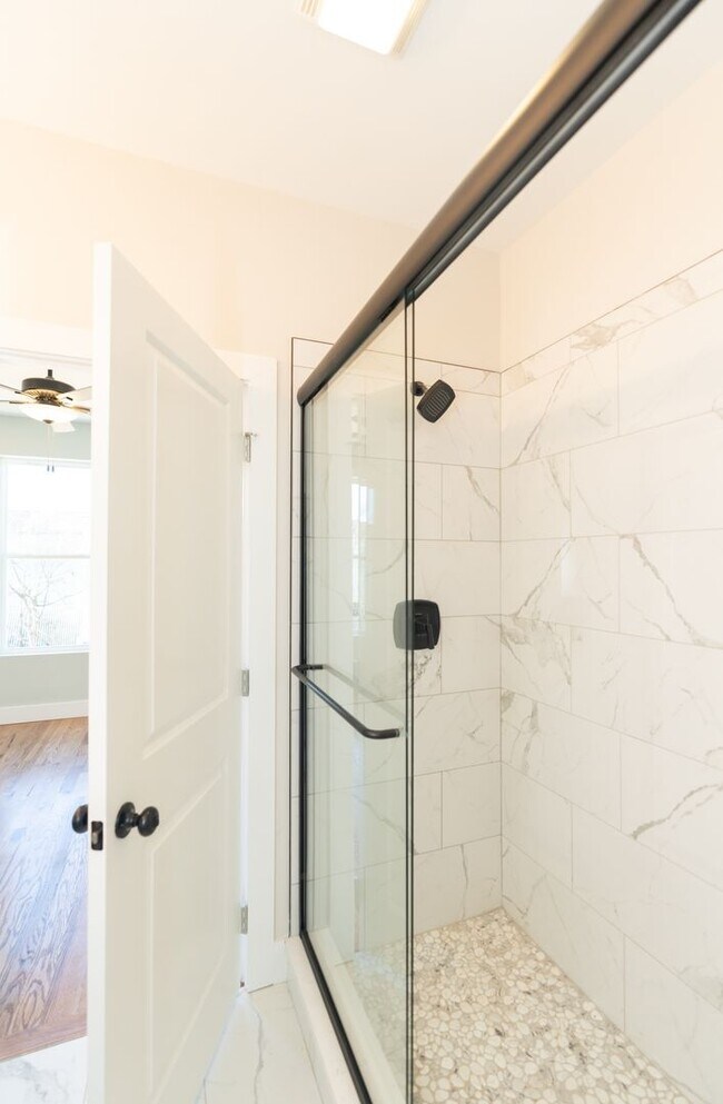 Building Photo - Modern 4 Bedroom Townhome in Southside Chattanooga