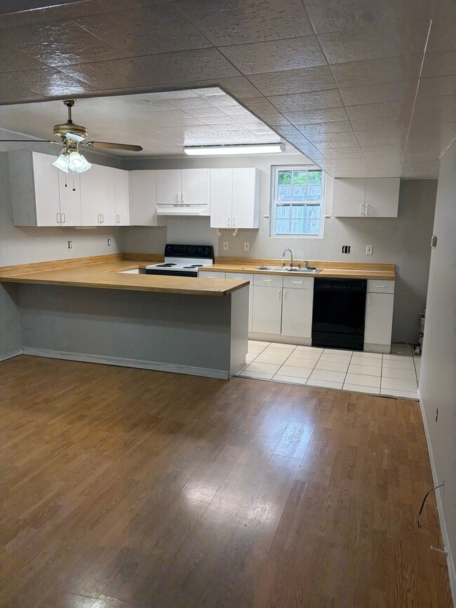 Building Photo - 396 Tudor Ave
