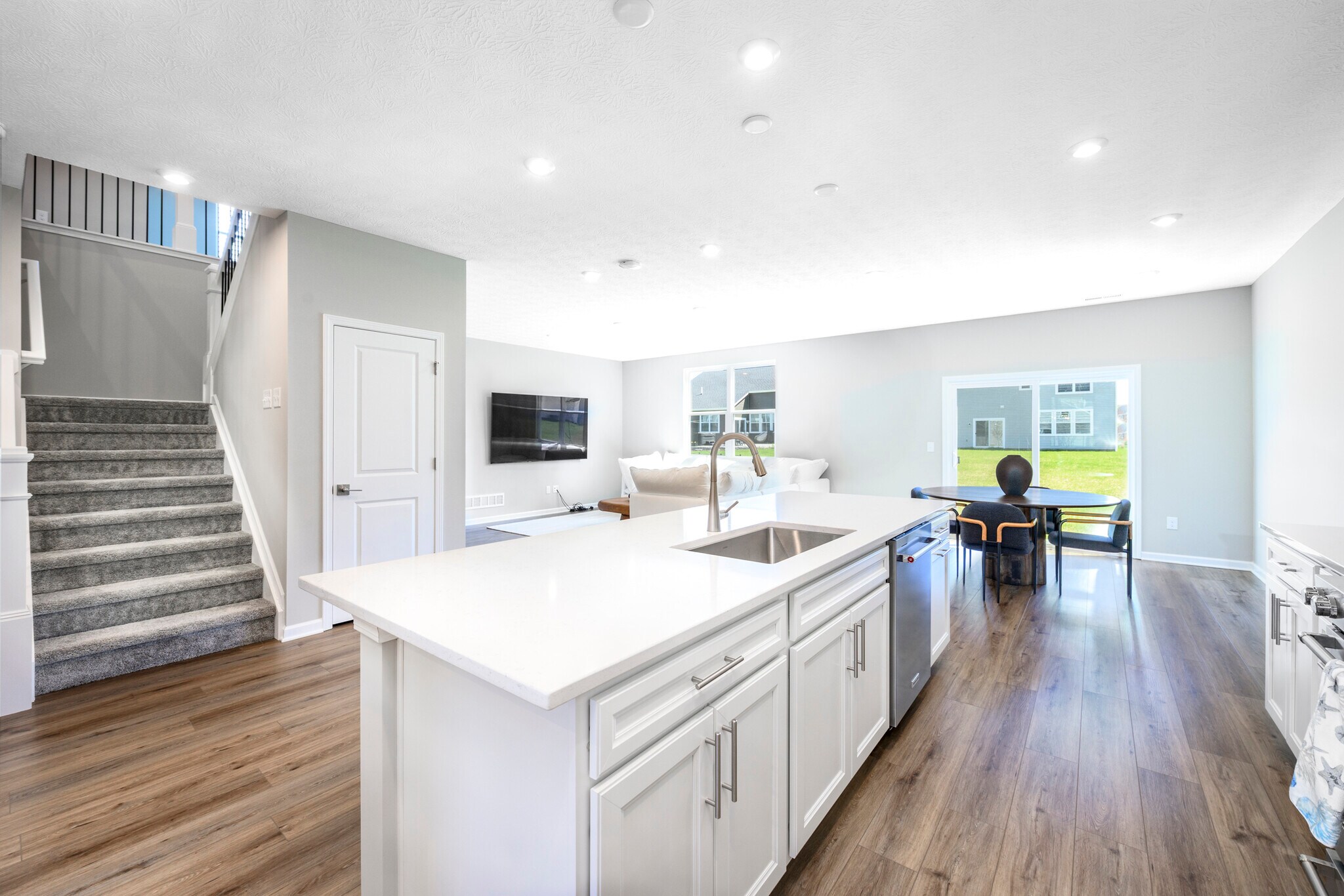Building Photo - 1573 Crest Dr