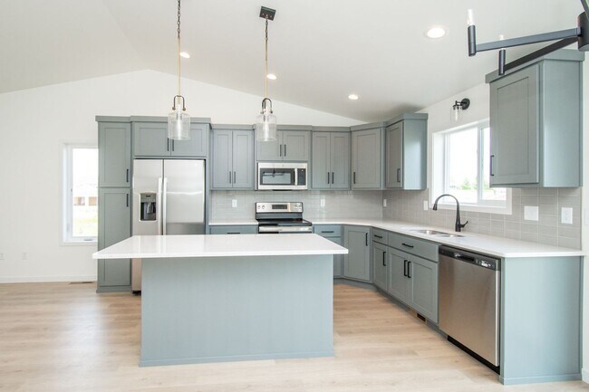 Building Photo - 4 Bed 3 Bath Single Family Home