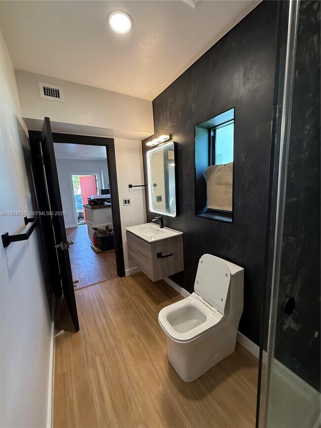 Building Photo - 512 NW 2nd Ave