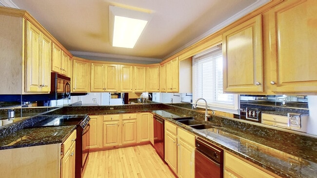 Building Photo - 690 Riverfront Dr