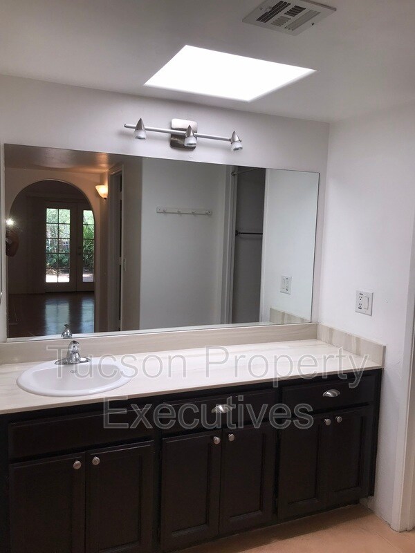 Building Photo - 2839 E Weymouth Cir