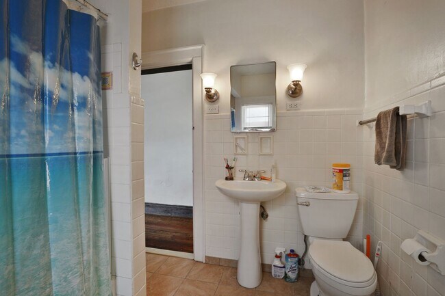 Building Photo - GREAT OSU SOUTH CAMPUS LOCATION - Ridiculously Nice back deck and off-street parking for everyone