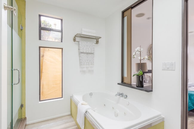 Building Photo - 13263 Venice Blvd