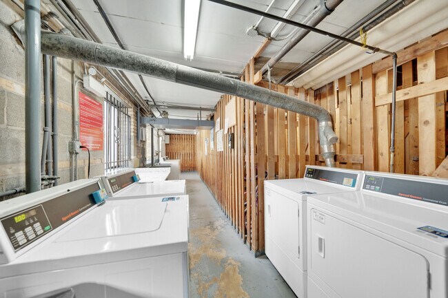 Building Photo - 6161 N Hoyne Ave