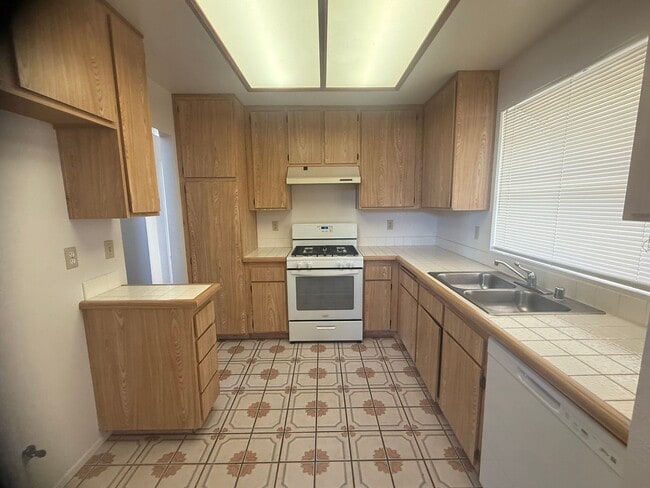 Building Photo - Victorville Home- Nice 2 Bedroom, 2 Bathro...