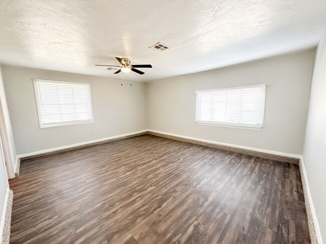 Building Photo - Move in ready - 3 Bed - 1 Bath!