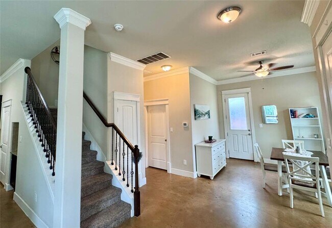 Building Photo - 4X3 Home Close to Campus!