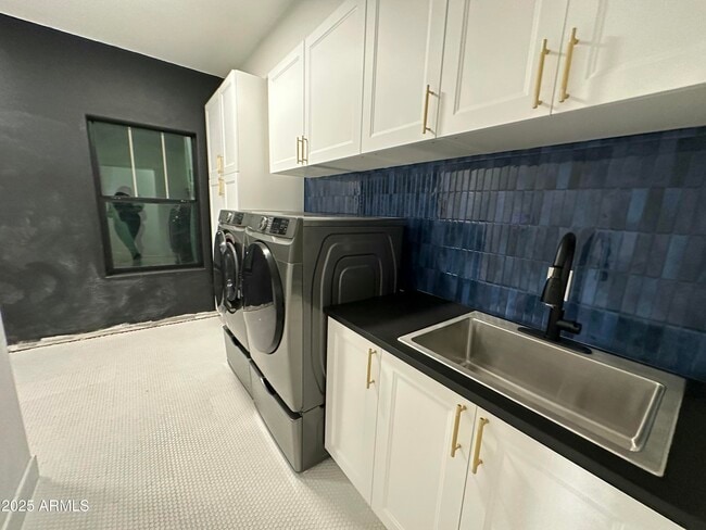 Building Photo - 3533 E Flower St