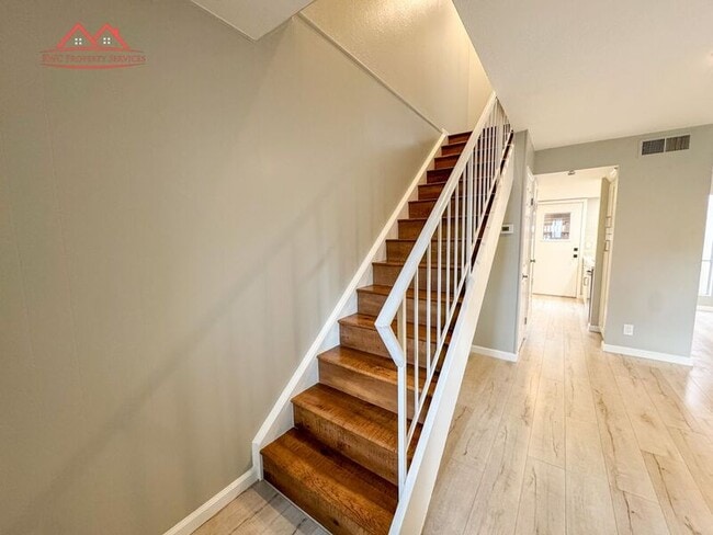 Building Photo - 236 Red Oak Dr E