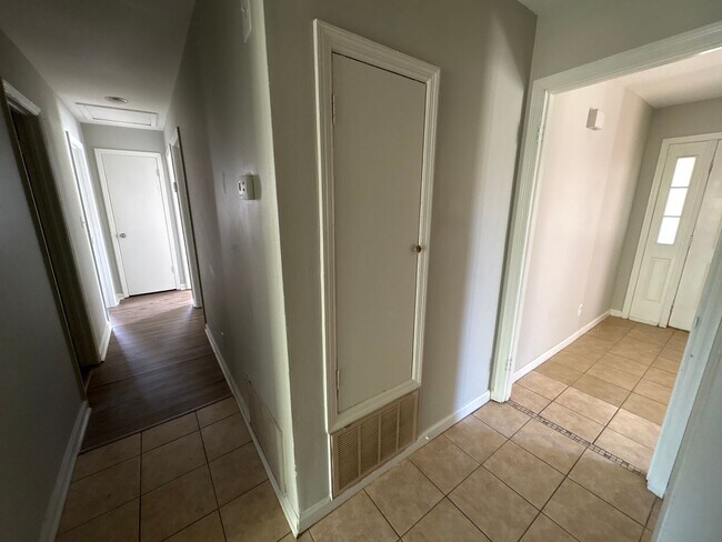 Building Photo - 2737 Royal St