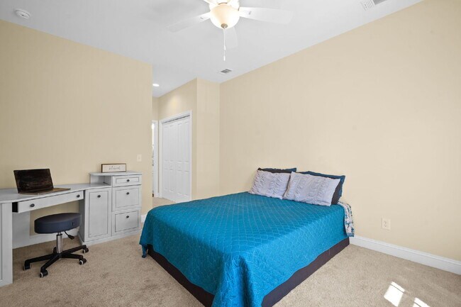 Building Photo - 3 Bedroom 2.5 Bath home in Azalea Square