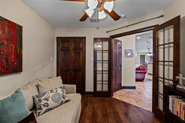 Building Photo - 8918 N Longwood Dr