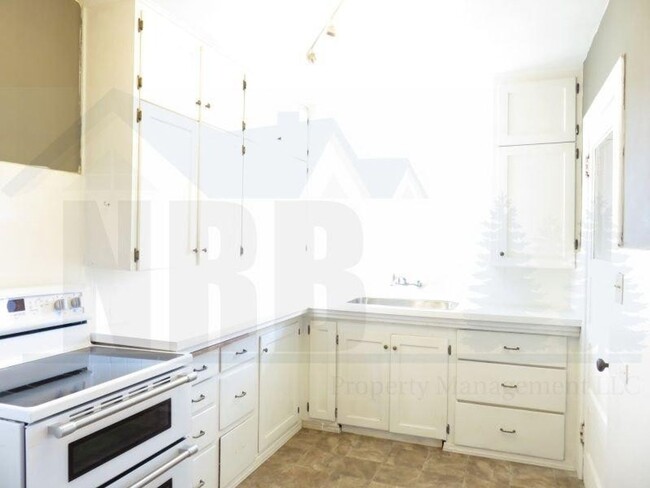 Building Photo - Stunning 2 bd 1 ba House with a basement a...