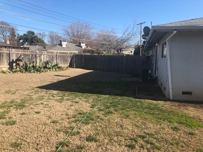 Building Photo - Large 3 Bedroom 2 Bath 1/2 Plex in Rancho ...