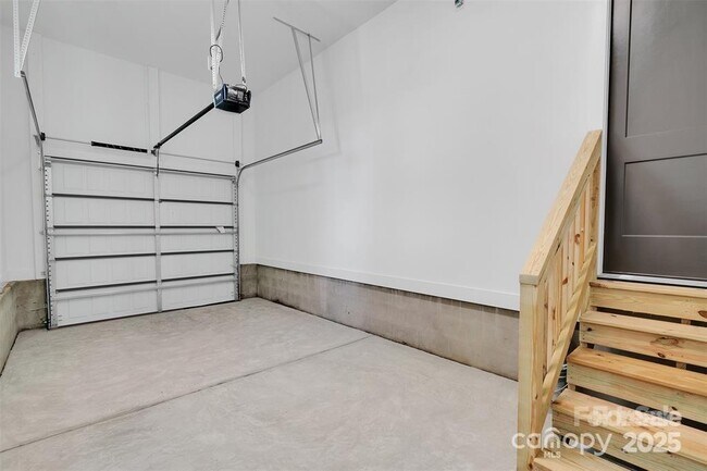 Building Photo - 5615 Lantana Ave