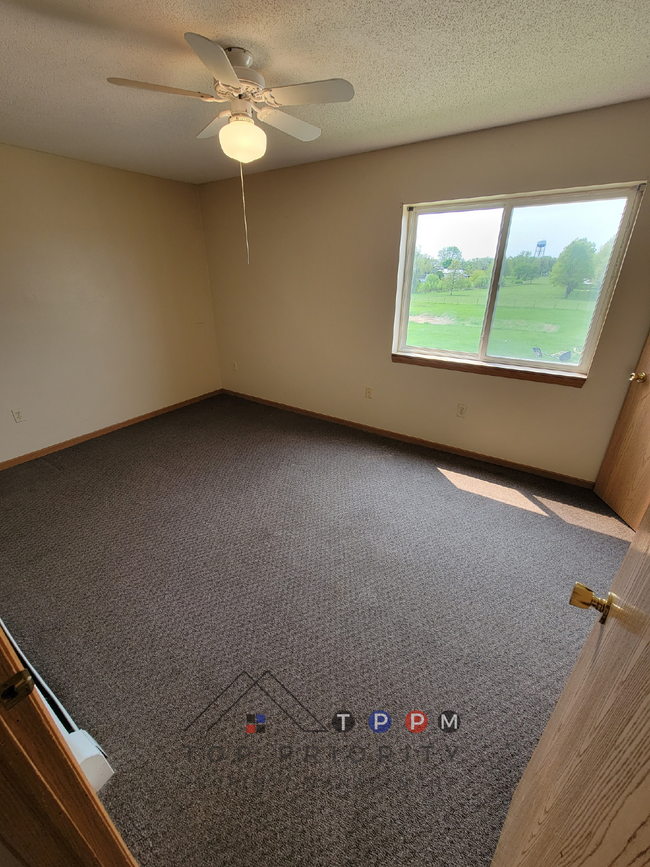 Building Photo - ** MOVE IN SPECIAL ** 2 Bedroom | 1 Bathro...