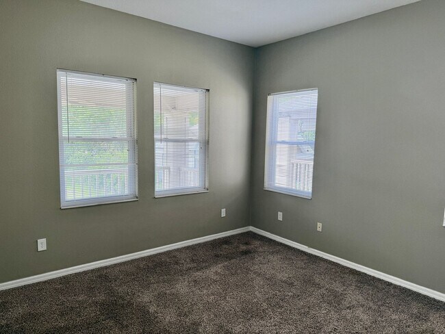 Building Photo - 1808 E Columbus Dr