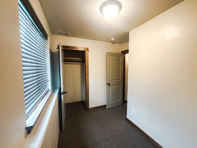 Building Photo - 3 Bedroom, 1 Bathroom Lower Level Duplex