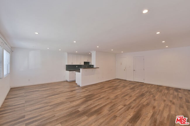 Building Photo - 136 S Palm Dr