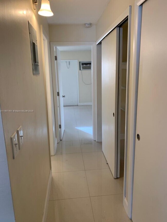 Building Photo - 1511 NE 117th St