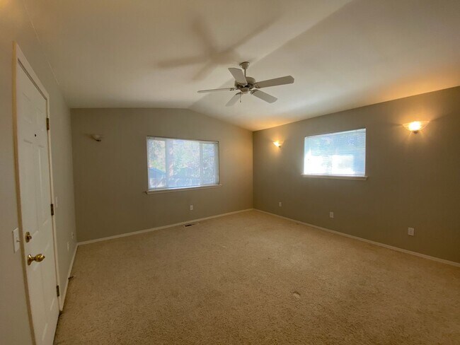 Building Photo - Spacious 2 Bedroom + office! Large yard!  ...