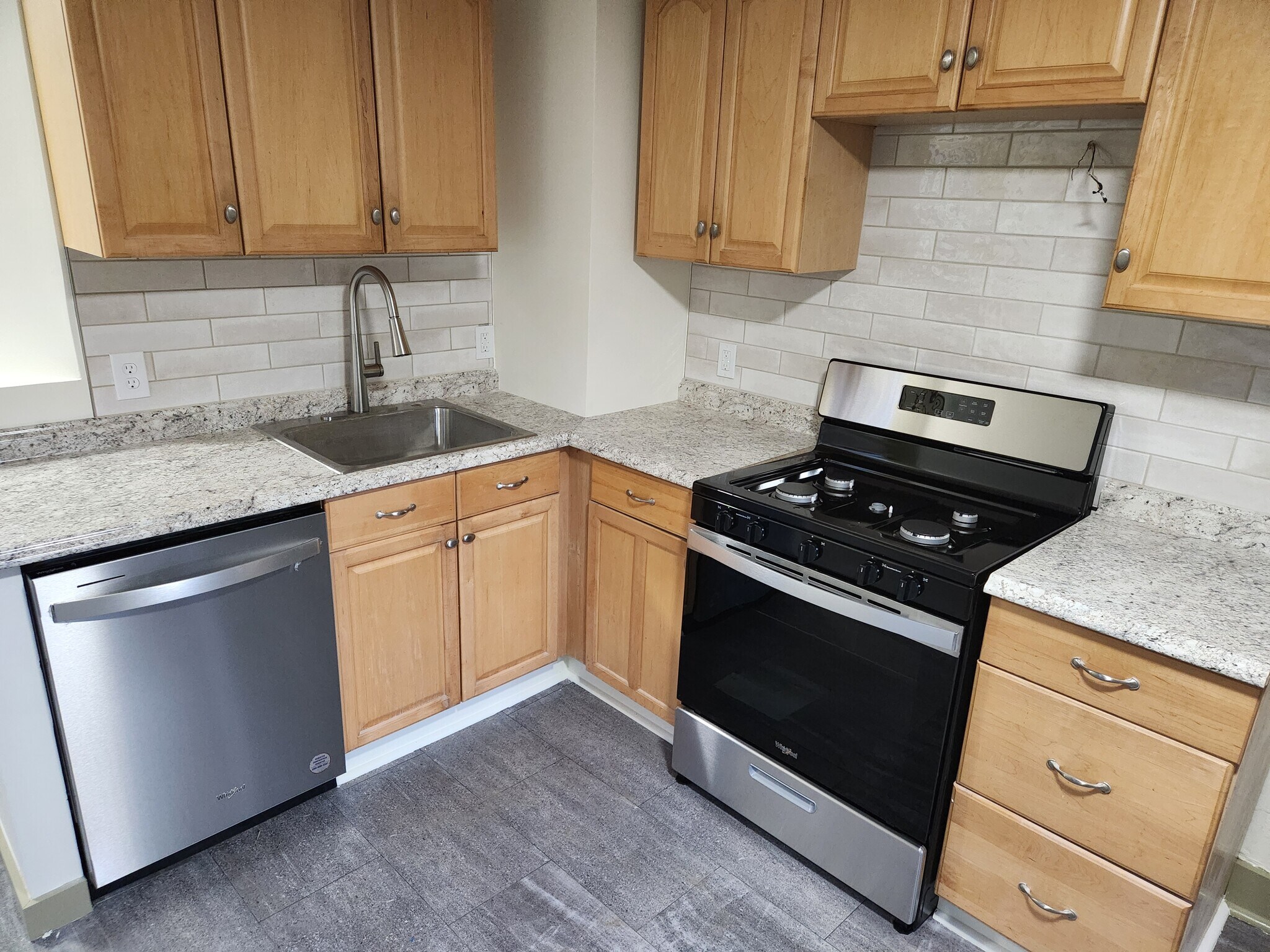 Building Photo - 4 Lawn Ave