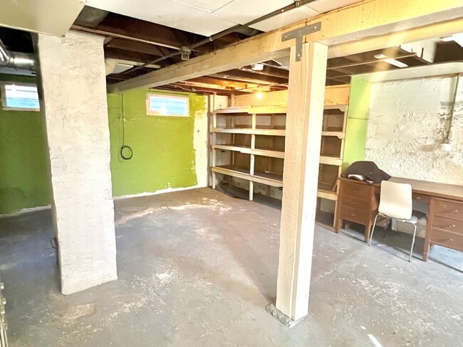 Building Photo - Portsmouth Neighborhood 3 story Home with Laminate H/W Floors, Fenced Backyard